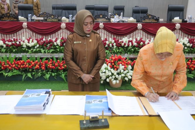 
					Zalzulmidah A. Djanggola  dan Dra. Novalina saat menandatangani Nota Kesepakatan KUA PPAS 2025. photo: Ramadhan