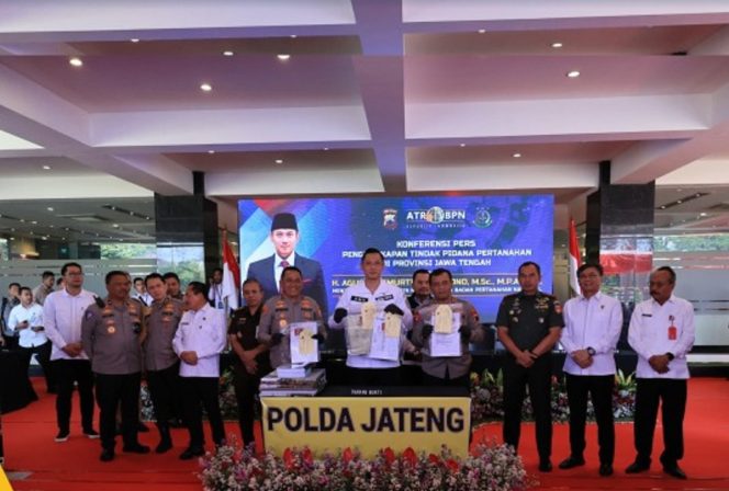 
					mafia tanah di Kabupaten Grobogan dan Kota Semarang. Dua kasus kejahatan pertanahan ini disampaikan dalam konferensi pers yang berlangsung di Markas Kepolisian Daerah (Mapolda) Jawa Tengah pada Senin (15/07/24).. photo: ist