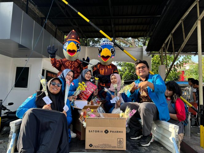 
					Si Tami dan Si Tadu, burung Maleo yang menjadi maskot Pilkada Gubernur dan Wakil Gubernur Sulteng ikut dalam rombongan sosialisasi Pilkada. photo: daylikota.com