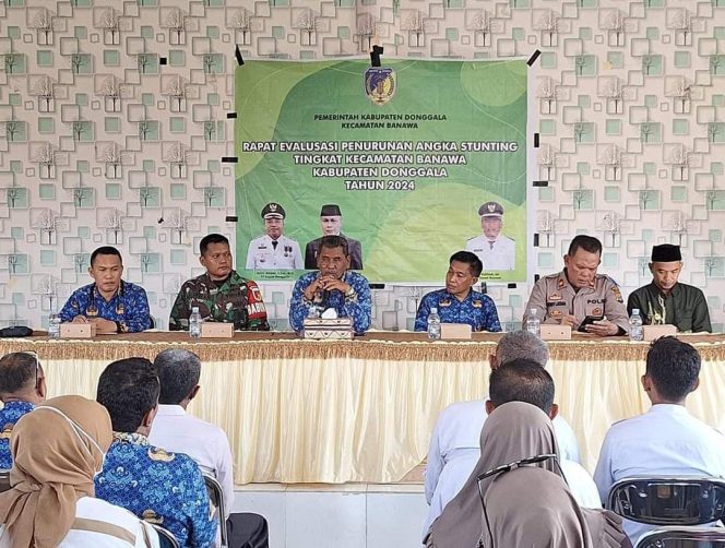 
					Camat Banawa, Rustam saat memimpin Rapat Evaluasi Penurunan Angka Stunting Tingkat Kecamatan Banawa Kabupaten Donggala Tahun 2024 digelar di gedung pertemuan kantor Camat Banawa pada Rabu (17/07/24). photo: akib