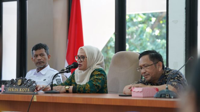 
					Sekretaris Daerah Kota Palu, Irmayanti Pettalolo,  memimpin rakor bersama sejumlah OPD teknis terkait upaya percepatan penurunan Stunting di ruang rapat Bantaya Kantor Wali Kota Palu, pada Kamis (18/07/24). photo: jupe