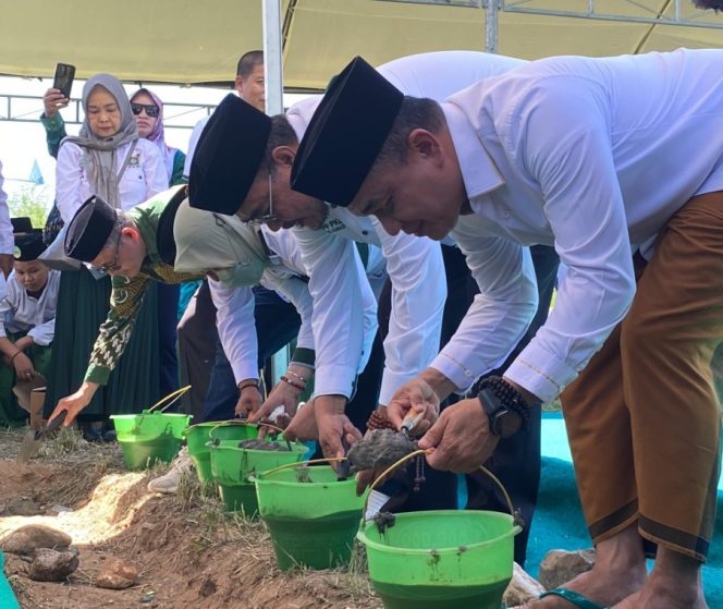
					Wali Kota Palu, H. Hadianto Rasyid, hadir dalam peletakkan batu pertama pembangunan gedung kantor DPC Partai Kebangkitan Bangsa (PKB) Kota Palu. photo: jupe