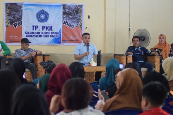 
					Wali Kota Palu, Hadianto Rasyid saat mendengarkan aspirasi di kelurahan Besusu Timur pada Minggu (21/07/24). photo: Imron