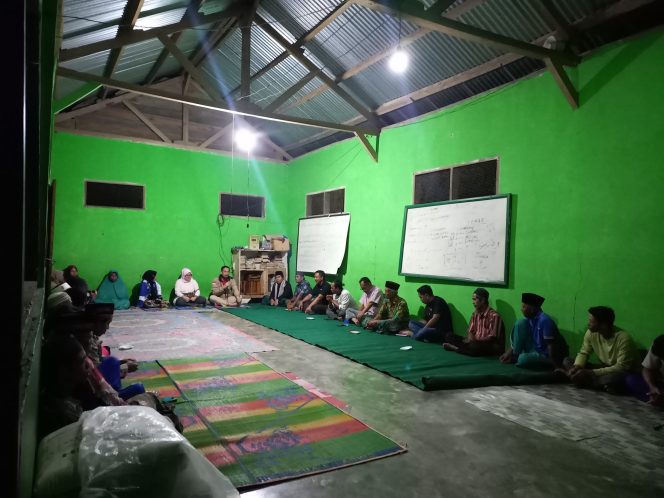 
					Suasana saat Bakal Calon Bupati Donggala, Moh Yasin bersama warga Dampelas. photo: Kopya merah
