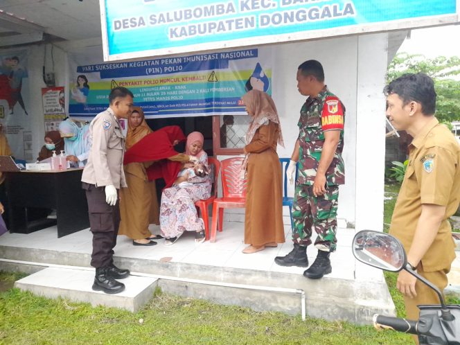 
					Suasana pemberian imunisasi polio kepada anak di Kantor Desa Salubomba Kecamatan Banawa Tengah pada Selasa (23/07/24). photo: TIM