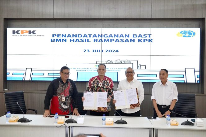 
					enyerahan ditandai dengan penandatangan Berita Acara Serah Terima (BAST) oleh Sekretaris Jenderal (Sekjen) Kementerian ATR/BPN, Suyus Windayana dan Direktur Pelacakan Aset, Pengelolaan Barang Bukti, dan Eksekusi KPK, Mungki Hadipratikto pada Selasa (23/07/2024). photo: ist