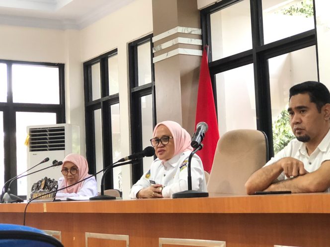 
					Rapat e-KTP dipimpin Sekretaris Daerah Kota Palu, Irmayanti Pettalolo di ruang rapat Bantaya Kota Palu. //FOTO: GINDA