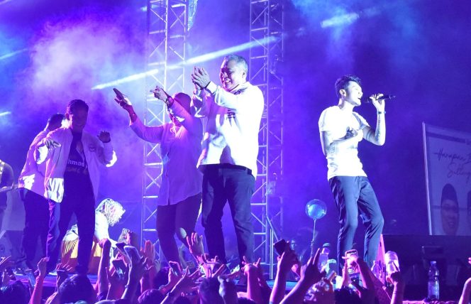 
					Suasana saat Calon Gubernur Sulteng, Ahmad Ali menyapa ribuan penonton yang hadir dala konser berAmal di Kabupaten Sigi pada Rabu (24/07/24). photo: netiz.id (akib)