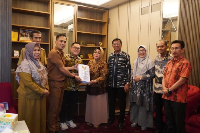 
					Rapat Tersebut Bertempat di Ruang Kerja Komisi-I DPRD Provinsi Sulteng, Selasa (23/07/24). photo: Humas Set.DPRD Provinsi Sulteng (Zainal)