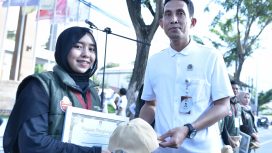Ketua KPU Kota Palu, Idrus secara simbolis melepas seragam Pantarlih usai Apel Akbar pada Kamis (25/07/24). photo: netiz.id (akib)