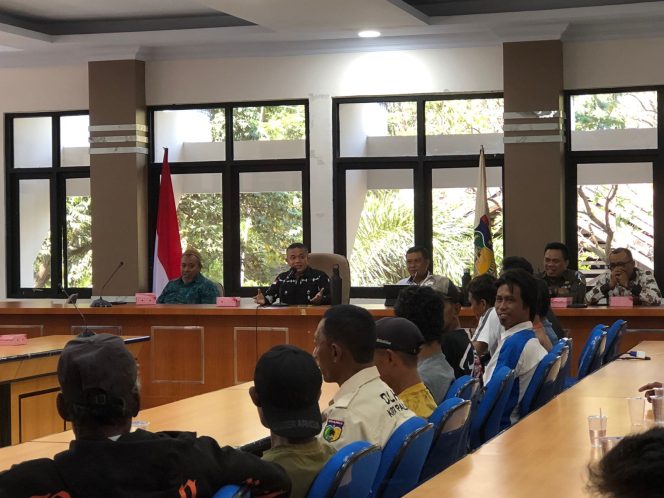 
					Rapat supir armada sampah bersama Walikota Palu Hadianto Rasyid serta Dinas Lingkungan Hidup (DLH) Kota Palu di ruang rapat bantaya Kota Palu. //FOTO:GINDA