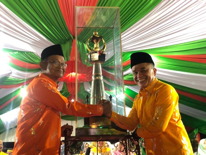 
					Penyerahan piala oleh Gubernur Sulawesi Tengah, Rusdy Mastura pada Walikota Palu Hadianto Rasyid di MTQ ke XXX Tingkat Provinsi Sulawesi Tengah di lapangan Universitas Tadulako Kota Palu. //FOTO:GINDA