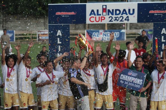 
					Suasana saat Calon Bupati Donggala menyerahkan Piala kepada pemenang Jumri Karya paa Alindau Cup 2024. photo: CLG