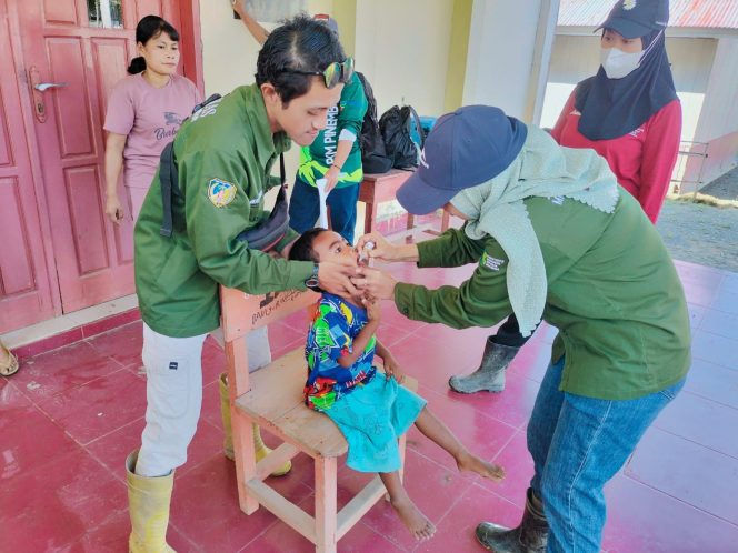 
					Suasana saat Bidan Koodinator Pin Polio Zhulhaeni melakukan imuninasi polio kepada anak. photo: netiz.id (TIM)