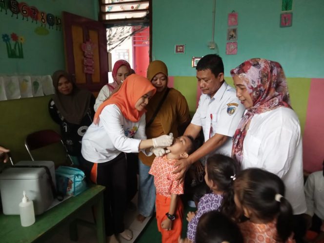 
					Kepala Puskesmas Sipatokkong Ogoamas, Moh Yamin turun langsung ke lapangan dalam pemberian imunisasi Polio kepada anak. photo: netiz.id (TIM)
