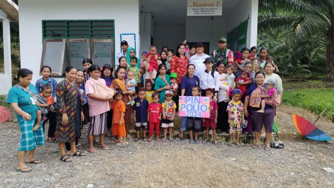 
					Suasana saat rombongan imunisasi polio yang dipimpin Kapus Lalundu Despot di desa Pantolobete Kecamatan Rio Pakava. photo: TIM