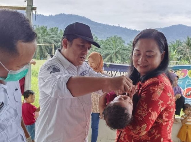 
					Kepala Puskesmas Lalundu Despot, dr. Edi Sugiyanto saat memberikan imunisasi polio ke anak. photo: netiz.id (TIM)