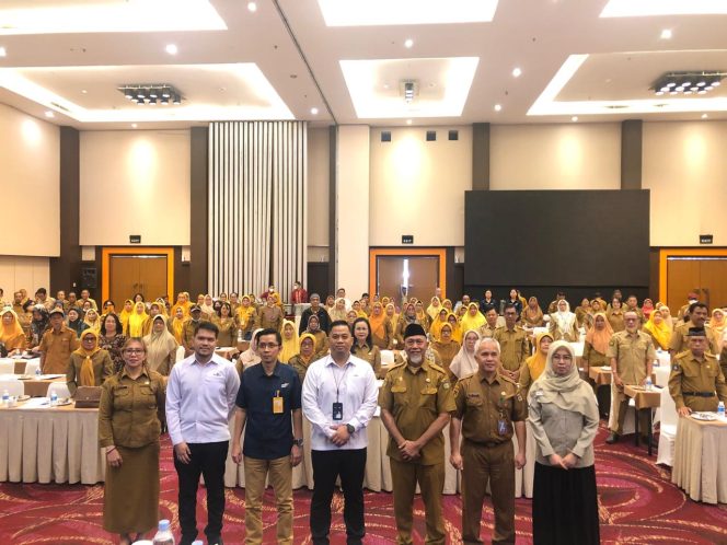 
					Foto bersama Walikota Palu Hadianto Rasyid diwakili Asisten bidang Pemerintahan dan Kesra Setda Kota Palu, Usman dan peserta sosialisasi di Hotel Santika Kota Palu. //FOTO: GINDA
