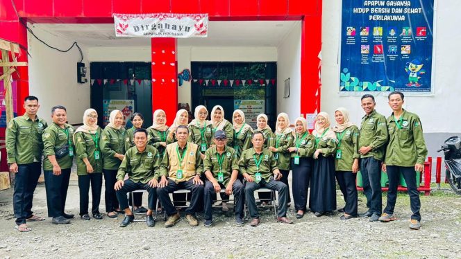 
					Pimpinan dan Staf Puskesmas Pinembani. photo: netiz.id (akib)