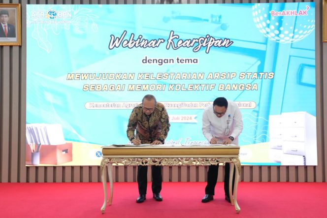 
					Penghargaan ini diberikan oleh Kepala ANRI, Imam Gunarto, kepada Sekretaris Jenderal (Sekjen) Kementerian ATR/BPN, Suyus Windayana, pada upacara yang diadakan pada Senin, (29/07/24). photo: ist