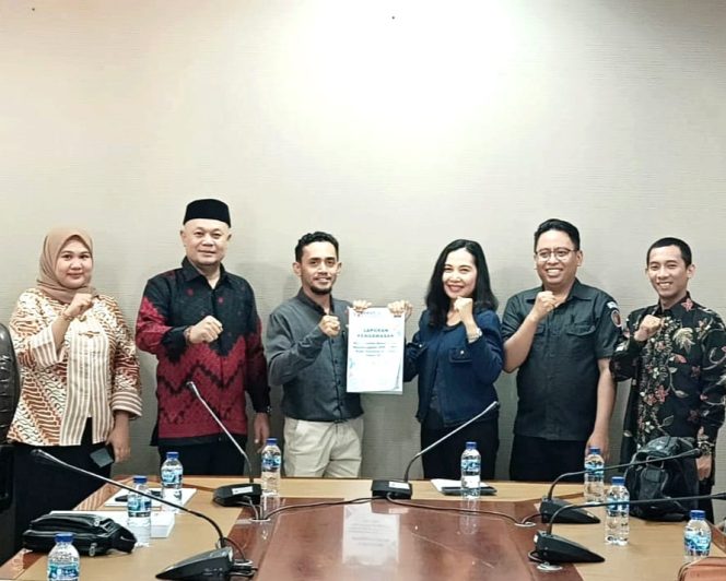 
					Ketua Bawaslu Donggala, Abdul Salim, dengan didampingi oleh Pimpinan Bawaslu Provinsi Sulteng serta Pimpinan Bawaslu Kabupaten/Kota se-Sulteng. photo: TIM
