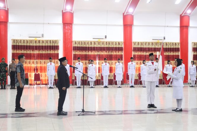 
					Pj Bupati Donggala, Moh Rifani secara resmi mengukuhkan 45 anggota Pasukan Pengibar Bendera Pusaka (Paskibraka) untuk HUT ke-79 Republik Indonesia di tingkat Kabupaten Donggala. Pengukuhan yang berlangsung di Aula Kasiromu, Kantor Bupati Donggala, pada Kamis (15/08/24), photo: Humas Prokopim Donggala.