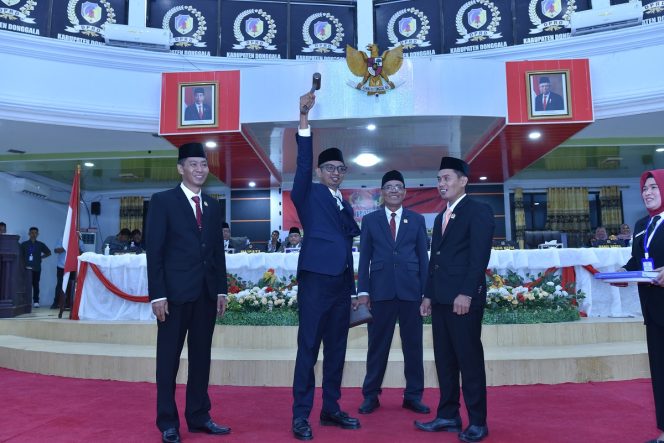 
					Suasana saat Ketua DPRD Donggala periode 2019-2024, Takwin menyerahkan Palu Sidang kepada Ketua DPRD Donggala Periode 2024-2029, Moh Taufik. photo: netiz.id (AKib)