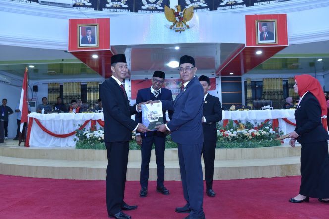 
					Saat Wakil Ketua I Periode 2024-2029, Kelvin Soputra secara simbolis menerima dokumen. Photo: netiz.id (Akib).