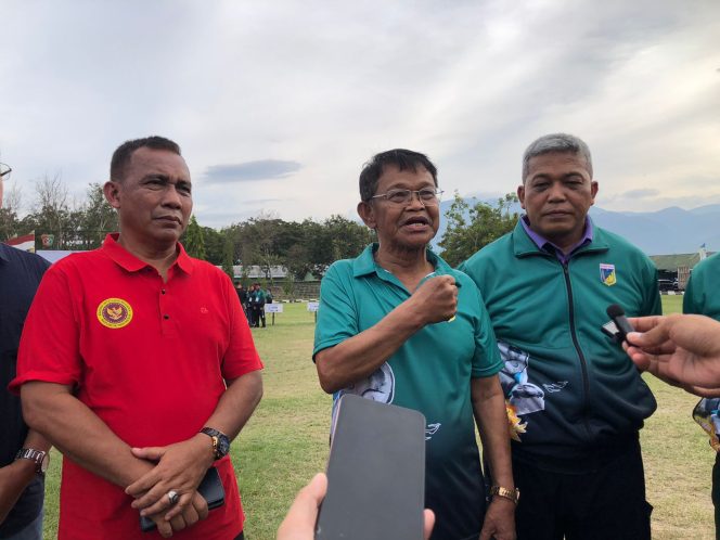
					Gubernur Sulteng Rusdy Mastura didampingi Dansatlak Puslatda, Brigjen TNI Dody Triwinarto di lapangan mayonif 711 Kota Palu. // FOTO: GINDA