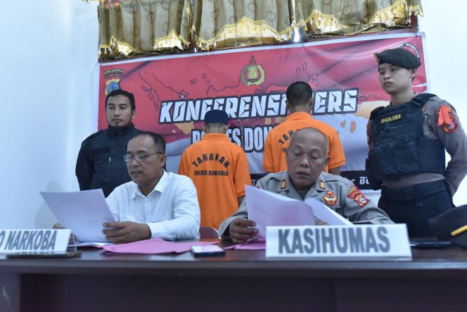 
					KBO Narkoba, Iptu Deden Junaedi, yang didampingi oleh KASI Humas, AKP I Nyoman Suwenda, saat jumpa pers pada Jumat (16/08/24) di Mako Polres Donggala. Photo: netiz.id (Akib)