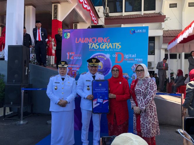 
					Wali Kota Palu Hadianto Rasyid di dampingi Wakil Wali Kota Palu Renny Lamadjido serta Sekretaris Daerah Kota Palu Irmayanti Pettalolo dan Kepala Disdukcapil menandatangani SK Tas Gratis di halam kantor Wali Kota Palu. //FOTO:GINDA