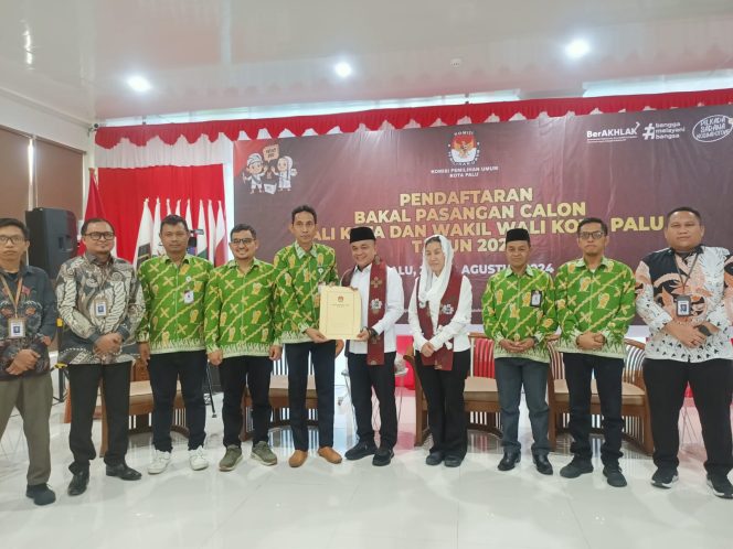 
					Penyerahan berita acara dari KPU Kota Palu kepada pasangan Hadianto-Imelda di Kantor KPU Kota Palu. //FOTO: GINDA