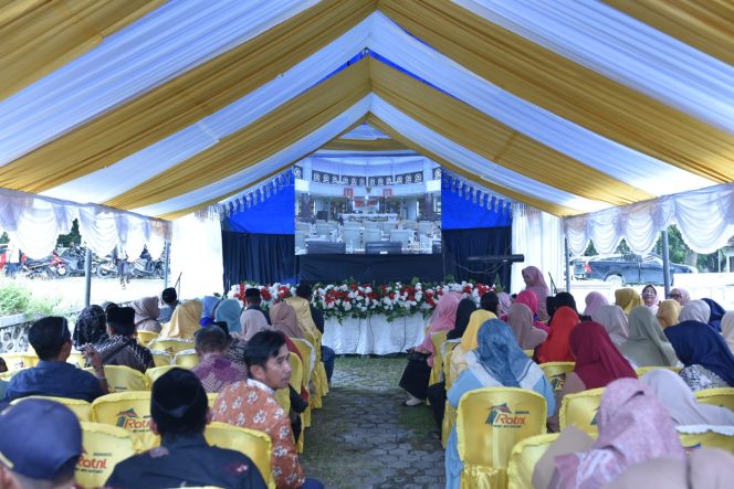 
					Videotron di tenda tamu yang berada di halaman kantor DPRD Donggala. Photo: netiz.id (Akib)