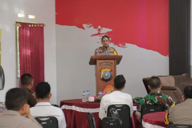 
					Saat Kapolres Donggala, AKBP Efos Satria Wisnuwardhana, menyampaikan sambutan pada kegiatan PILKADA DAMAI. photo: Adrian