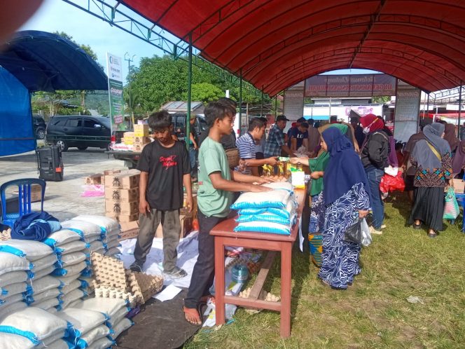 
					Suasana saat kegiatan Gerakan Pangan Murah yang digelar DInas Ketapang Donggala di desa Sioyong Kecamatan Dampelas pada Jum'at (02/08/24). photo: netiz.id (akib)