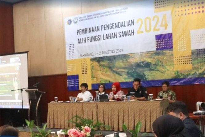 
					acara Pembinaan Pengendalian Alih Fungsi Lahan Sawah di Provinsi Jawa Tengah dan Daerah Istimewa Yogyakarta (DIY) yang berlangsung di Novotel Hotel Kota Semarang pada Kamis (01/08/24). photo: ist