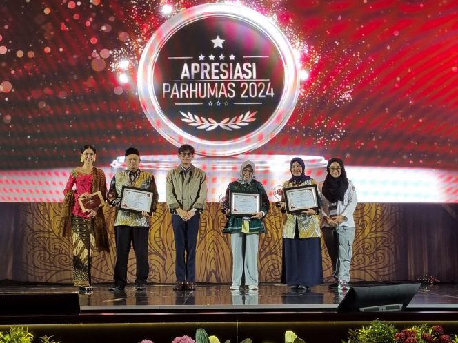 
					KPU Sulteng saat menerima Penghargaan Podcast Terbaik Kedua dalam kategori Podcast Paling Menyala Tahun 2024. photo: ist