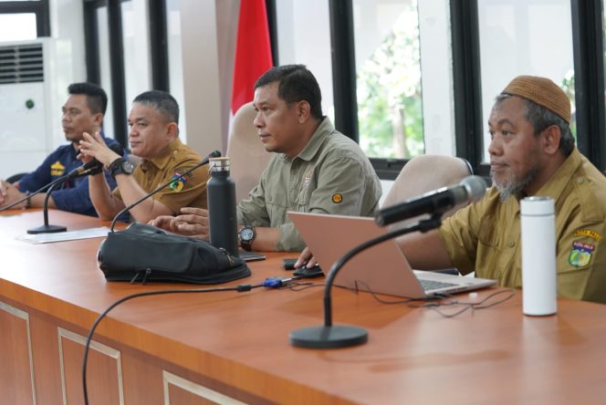 
					Wali Kota Palu, H. Hadianto Rasyid pimpin rapat dengan Dinas Lingkungan Hidup (DLH) Kota Palu di ruang rapat Bantaya, Kantor Wali Kota Palu pada Selasa (06/08/24). photo: iwan