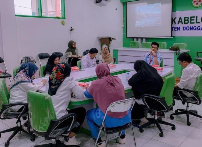 
					Suasana saat Kepala Bagian Tata Usaha, Hario Abi Kusumo, memimpin rapat bersama staf. photo: ist