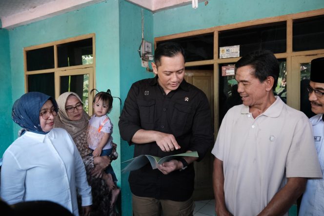 
					Menteri AHY menyerahkan sertipikat tanah secara door to door kepada warga Desa Cibalung, Kecamatan Cijeruk, Kabupaten Bogor pada Selasa (06/08/24). photo: ist