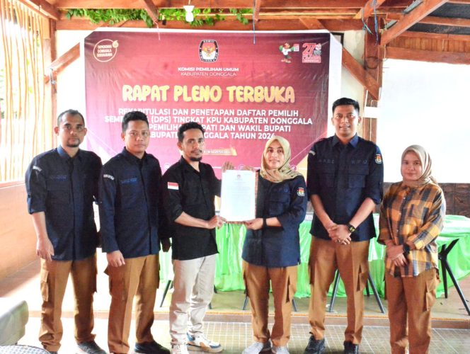 
					Suasana saat Ketua Bawaslu Donggala, Abdul Salim bersama dengan jajaran KPU Donggala dalam penetepan DPS. photo: ist