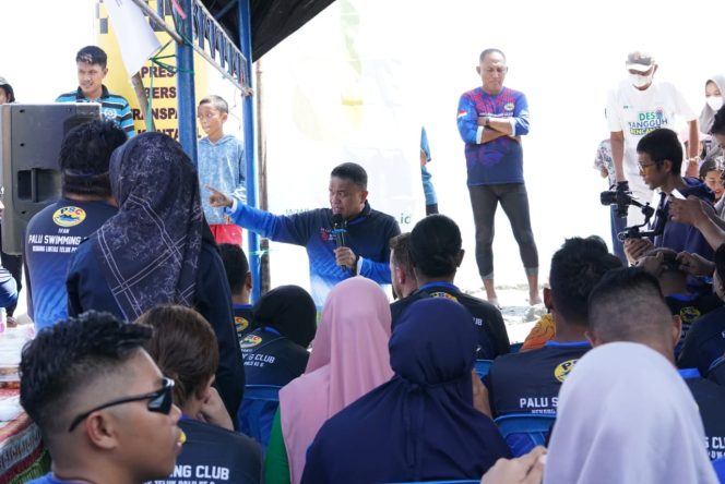 
					Wali Kota Palu, H. Hadianto Rasyid, hadir dalam acara Renang Lintas Teluk Palu ke-6 yang digelar di kawasan Teluk Palu pada Minggu kemarin (11/08/24).  photo: Iwan