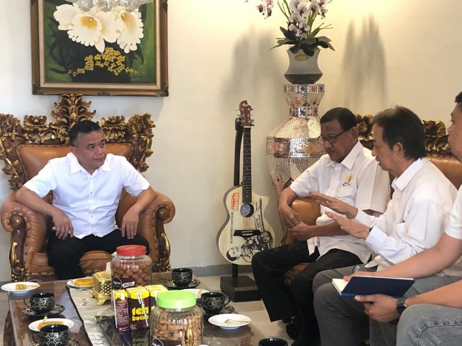 
					Wali Kota Palu, Hadianto Rasyid bersama Tim KADIN Indonesian di kediaman pribadinya Jln Nuri Kota Palu. //FOTO:GINDA