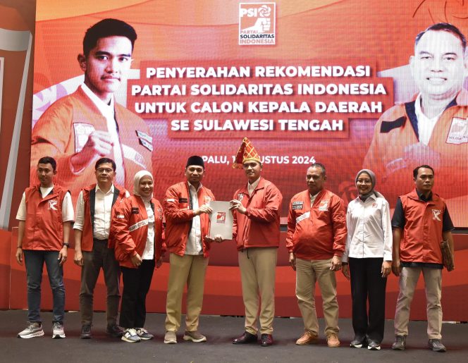 
					Suasana saat pasangan calon Bupati dan Wakil Bupati, Moh Yasin dan Syafiah Basir, resmi menerima rekomendasi dari Partai Solidaritas Indonesia (PSI). photo: netiz.id (akib)