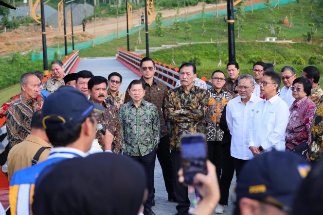 
					Menteri Agraria dan Tata Ruang/Kepala Badan Pertanahan Nasional (ATR/BPN), Agus Harimurti Yudhoyono (AHY), turut serta dalam peninjauan Embung MBH dan Sumbu Kebangsaan di Ibu Kota Nusantara (IKN) yang dilakukan oleh Presiden Republik Indonesia, Joko Widodo, pada Senin kemarin (12/08/24).  photo: ist