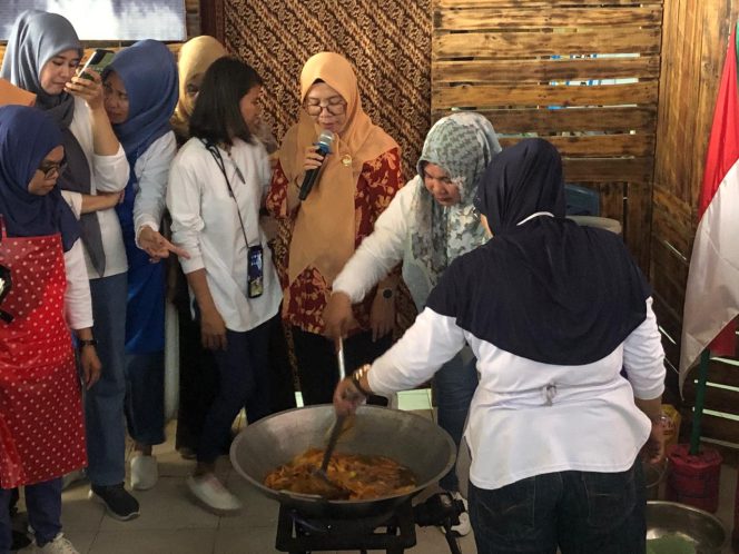 
					Dharma Wanita Persatuan Kota Palu dalam melakukan pelatihan pembuatan keripik pisang di Jalan Bantilan Kota Palu. //FOTO:GINDA