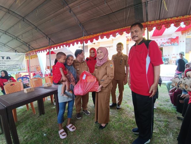 
					Sekretariat DPRD Provinsi Sulawesi Tengah (Sulteng) bersama PT Pelindo Group  salurkan bantuan pangan cegah stunting di Sigi pada Selasa (13/08/24). photo:  Humas DPRD Sulteng