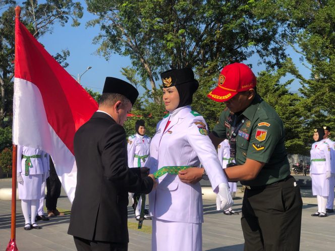 
					Pengukuhan Paskibraka oleh Wali Kota Palu Hadianto Rasyid secara simbolis pada Ammara Batari Ayudya Insyirah Paskibraka Kota Palu di Taman Nasional Kota Palu. //FOTO:GINDA