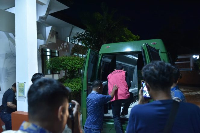 
					Saat tersangka RD digring masuk dalam mobil tahanan Kejaksaan Negeri Donggala. photo: netiz.id (akib)