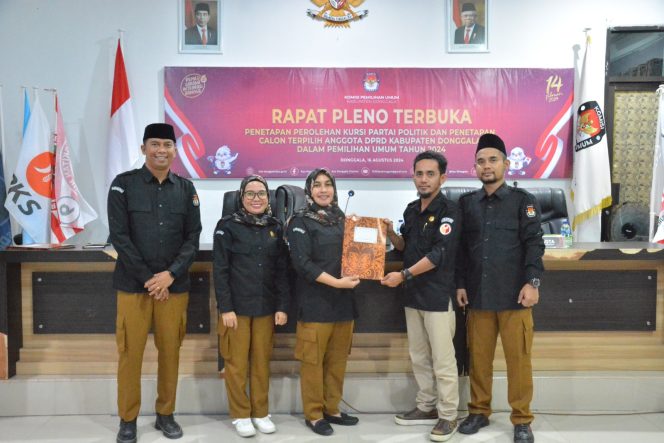 
					Suasana saat Ketua Bawaslu Donggala, Abdul Salim menerima berita acara dari KPU Donggala. photo: Humas Bawaslu Donggala